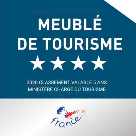 Een blauw en zilver bord toont "MEUBLÉ DE TOURISME" boven vier sterren. Daaronder staat "2020 CLASSEMENT VALABLE 5 ANS MINISTÈRE CHARGÉ DU TOURISME." Onderaan staat een gestileerd "france" logo met een blauw profiel en een rode ster.
