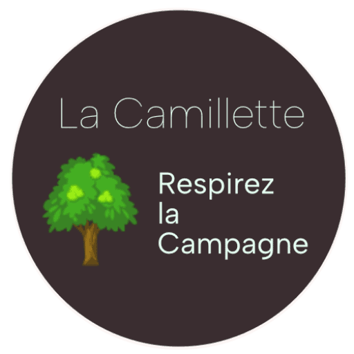 Logo met een donkere cirkelachtergrond. Tekst luidt "La Camille" bovenaan en "Respirez la Campagne" naast een kleine boomafbeelding.